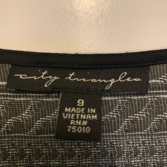 Short belted dress. Nice fabric. Neutral colours. - Picture 5 of 6